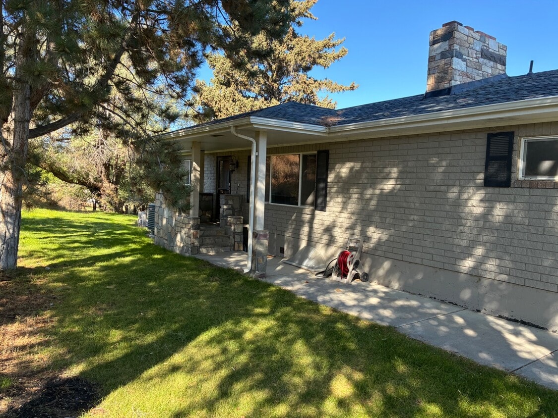 Primary Photo - 384 E Hwy 81