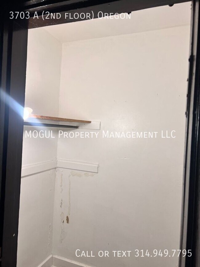 Building Photo - 3703 A (2nd floor) Oregon-