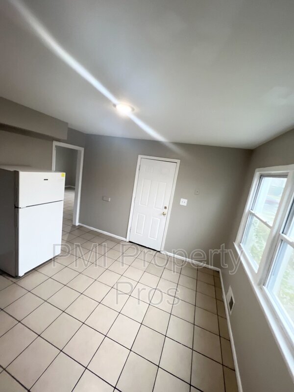 Building Photo - 7208 W Hampton Ave