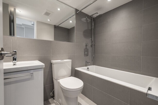 Photo du bâtiment - 730 St Clarens Ave