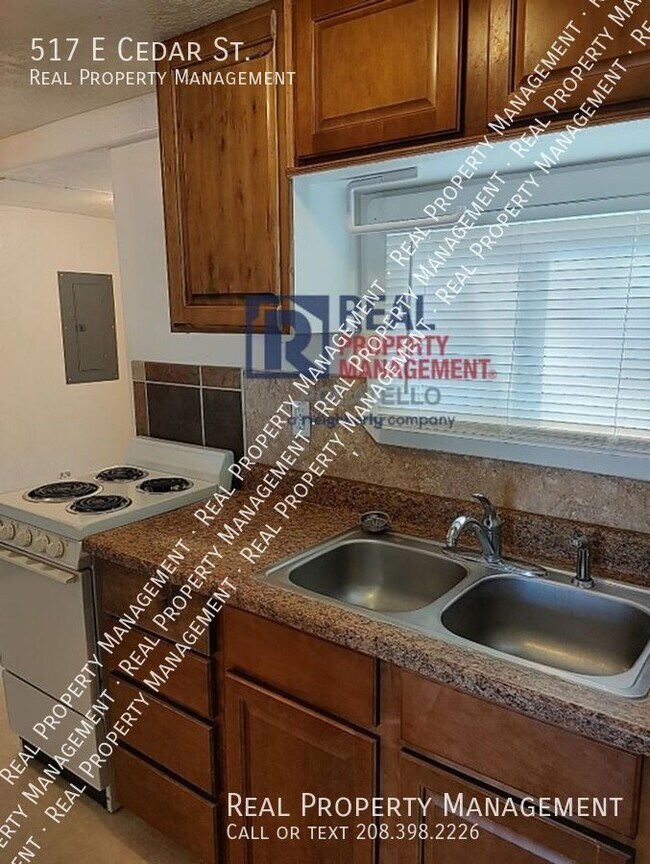 Building Photo - 517 E Cedar St