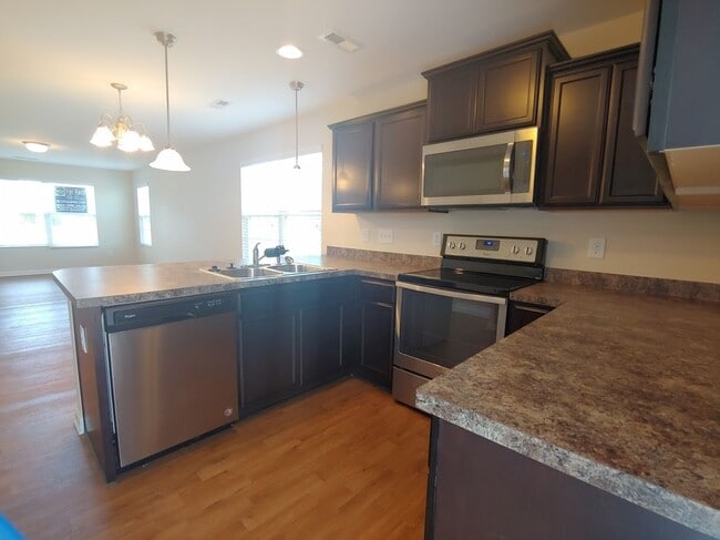 Building Photo - Three bed, 2.5 bath town house located in ...