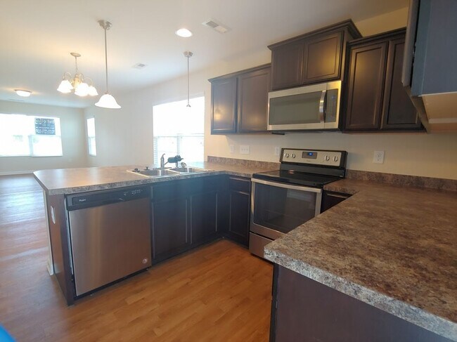 Foto del edificio - Three bed, 2.5 bath town house located in ...