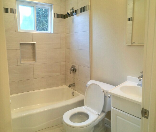 Foto del edificio - 987 Helen Ave