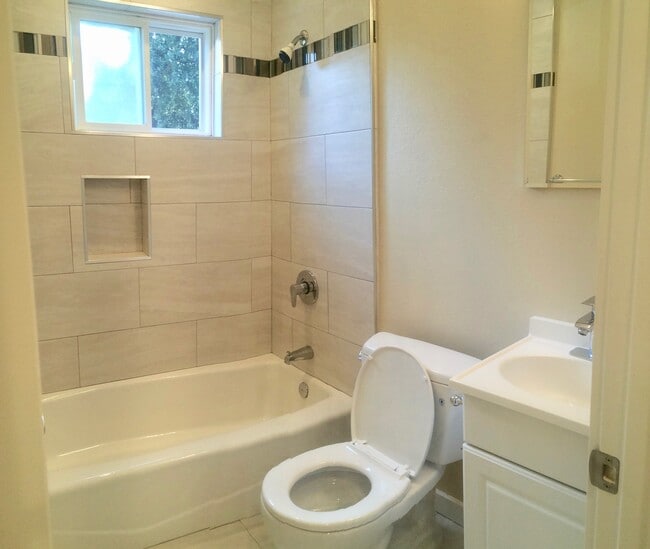 Building Photo - 987 Helen Ave