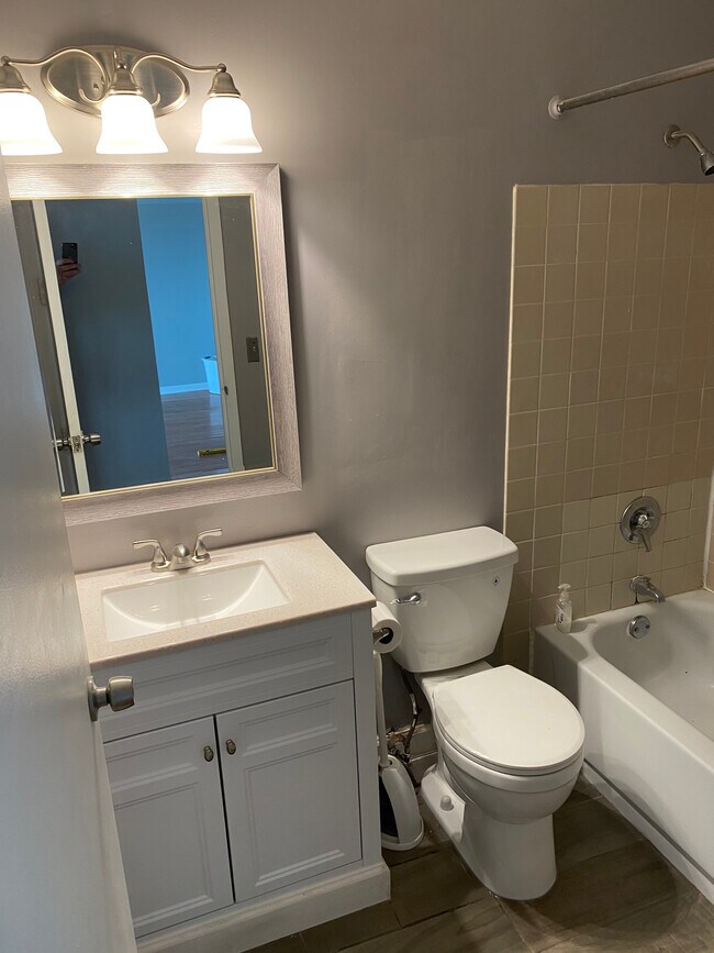 Baño recién reformado - 2728 N Hampden Ct