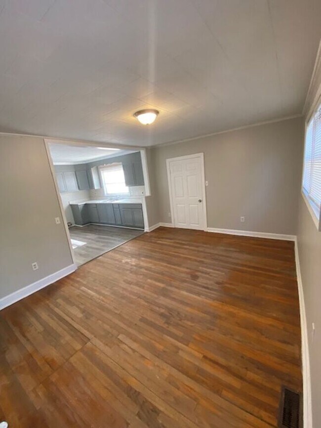 Building Photo - 3 Bedroom 1 Bath Off Edwards Rd