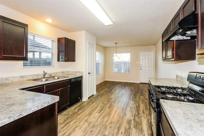 Foto del edificio - 5331 Long Arbor Ln