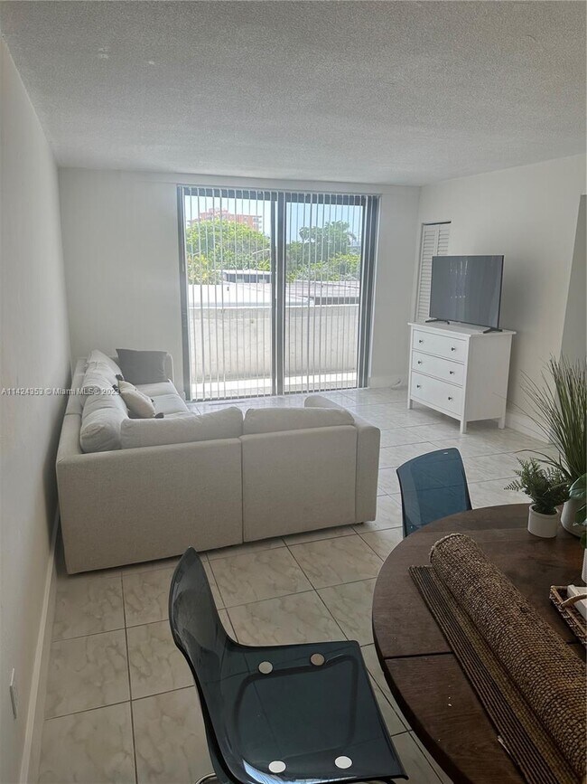 Foto del edificio - 2345 NE 135th St