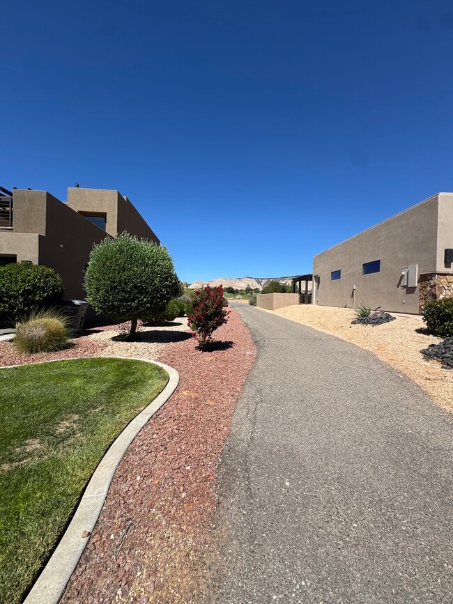 Building Photo - 1610 W Canyon Tree Dr