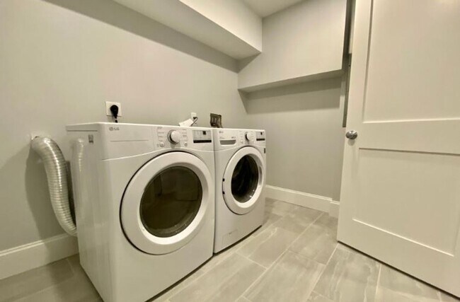 Building Photo - Charming 3 Bedroom-No Broker  Fee