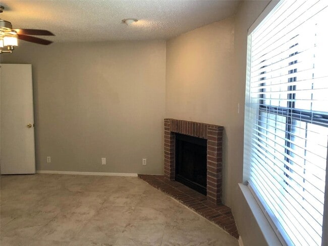 Building Photo - 716 W Mulberry Street Unit 5