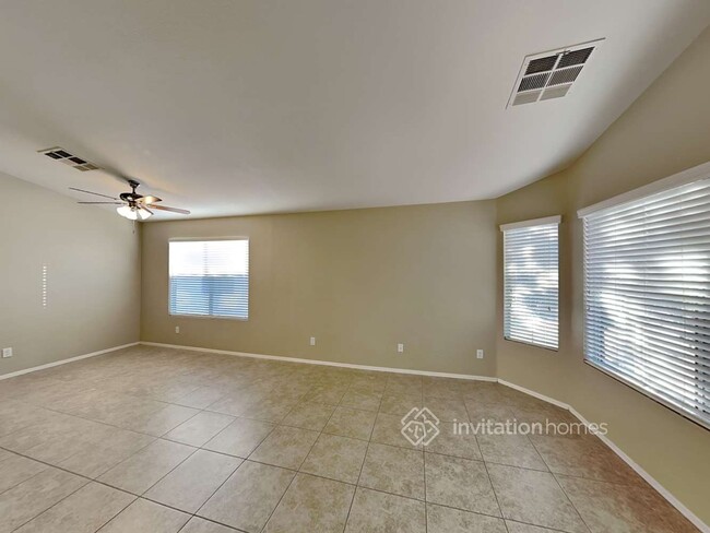 Foto del edificio - 1238 W Oak Tree Ln