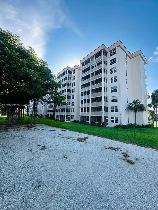 Building Photo - 250 Jacaranda Dr