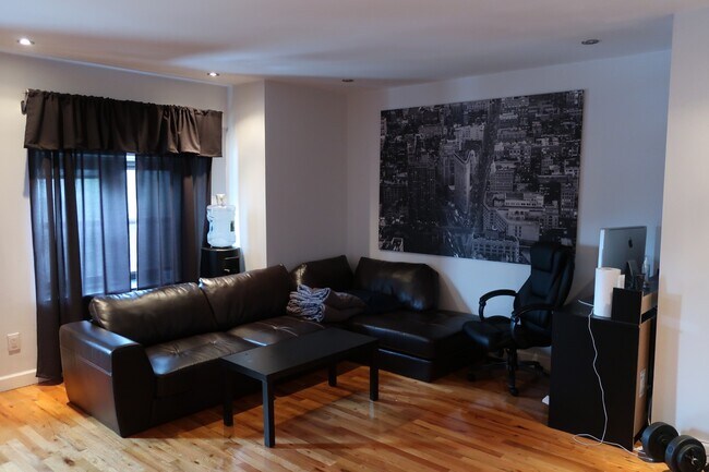 Foto del edificio - 62-10 Woodside Ave