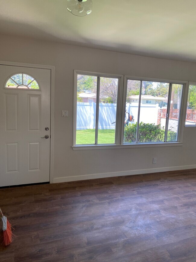 Foto del edificio - 6838 Winnetka Ave