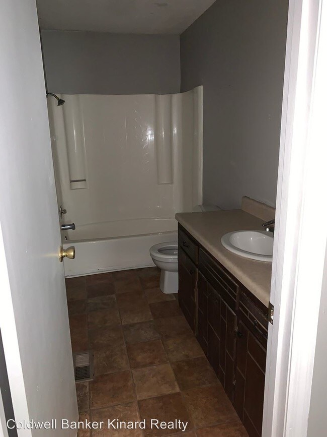 Building Photo - 2 br, 1 bath Apartment - 109 Weeks Dr NE