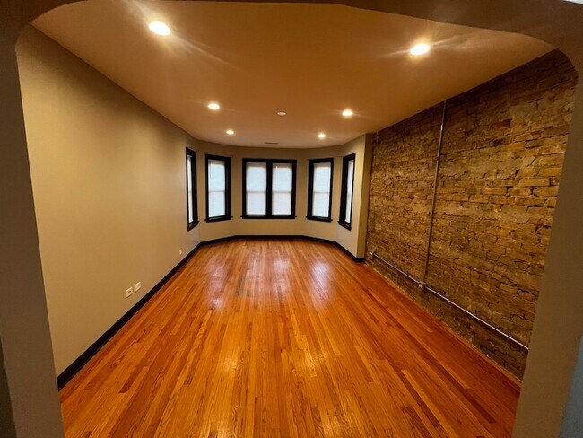 Building Photo - 3123 W 55th St
