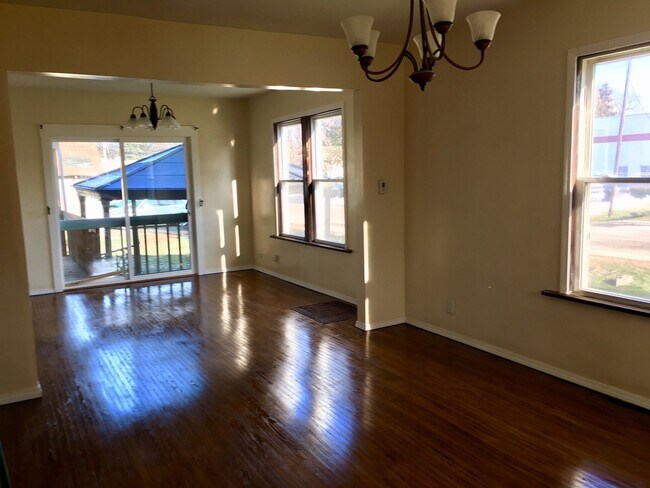 Foto del edificio - 3 bedroom / 1.5 bath w/Central Air, Basement and Detached 2 Car Garage