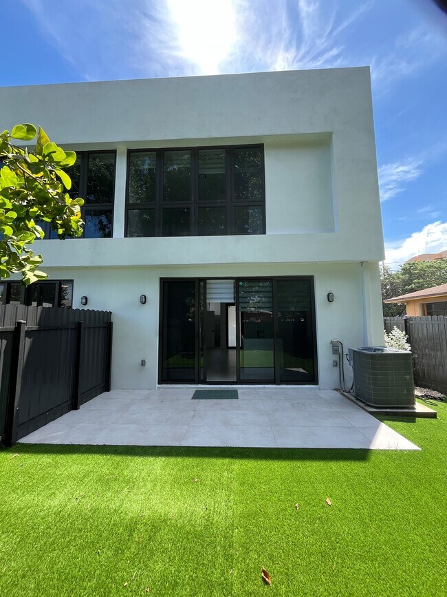 Foto del edificio - 921 NW 55th St