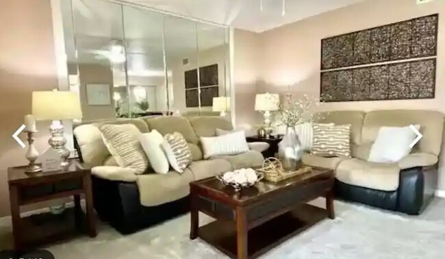 Foto del edificio - 7320 Glenmoor Ln