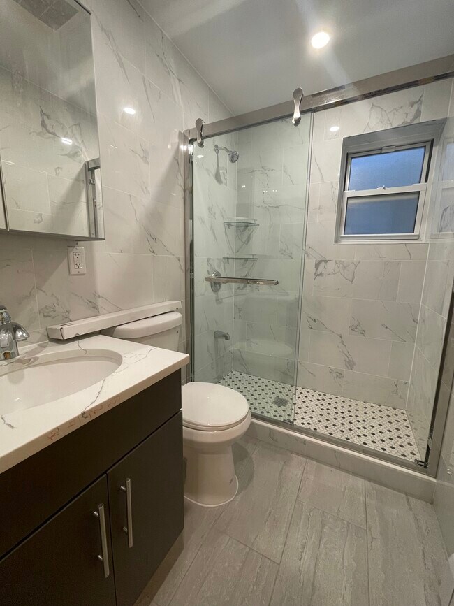 Full bath - 1842 W 12th St