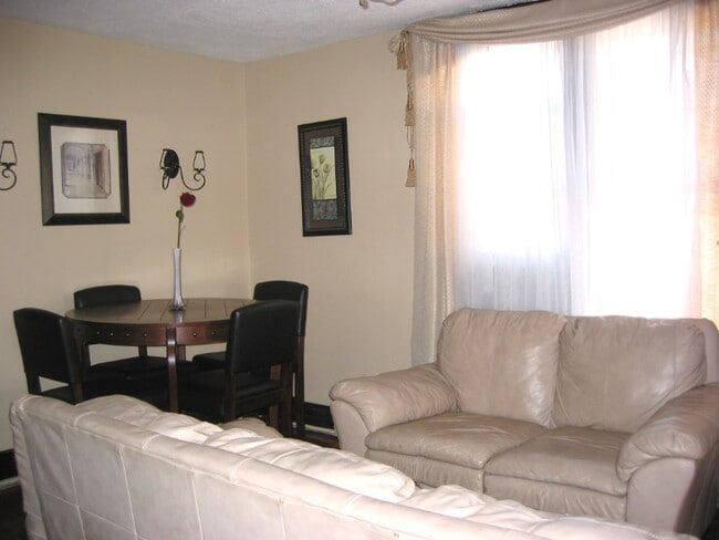 Foto del edificio - 32 W Elizabeth Ave