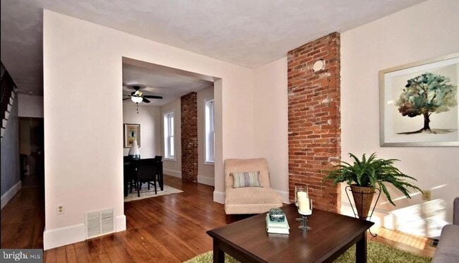 Building Photo - 423 Breckenridge St