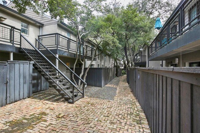 Foto del edificio - 7730 Meadow Rd