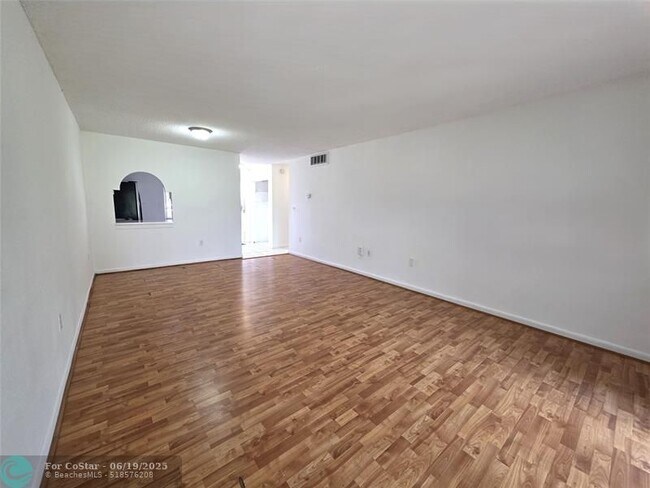 Foto del edificio - 505 NW 177th St