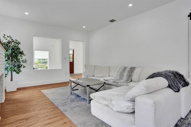 Foto del edificio - 2978 SW 14th St