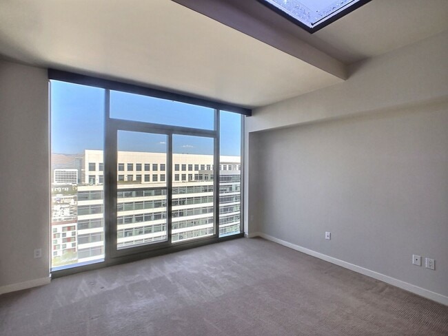 Building Photo - Luxury 1 Bedroom Condo at Axis on the 20th Floor – Custom Finishes Throughout, Beautiful Views!