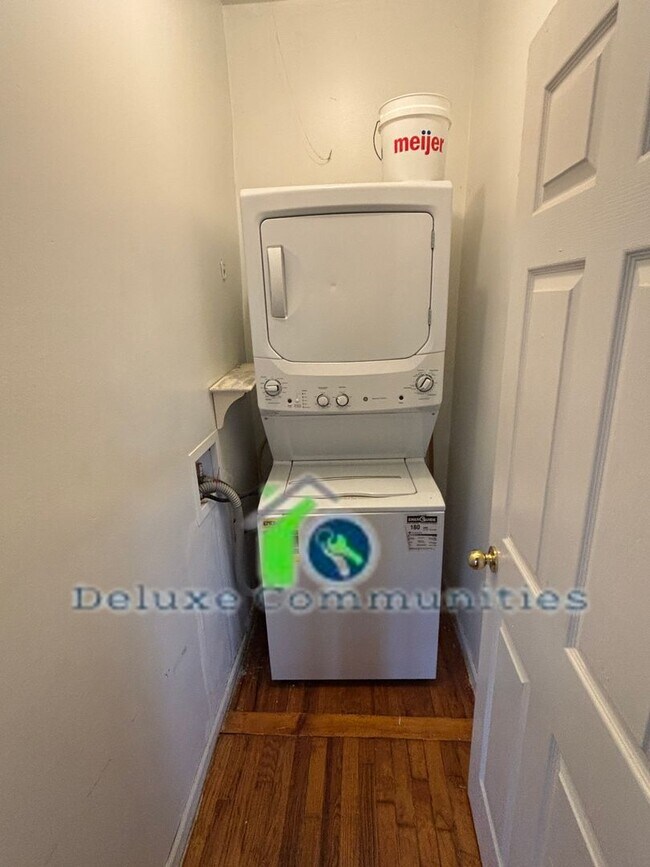 Building Photo - Roomy 3 bedroom 1 bath home