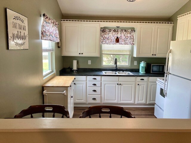 Full Kitchen with basic amenities - 491 Grace Baptist Church Rd