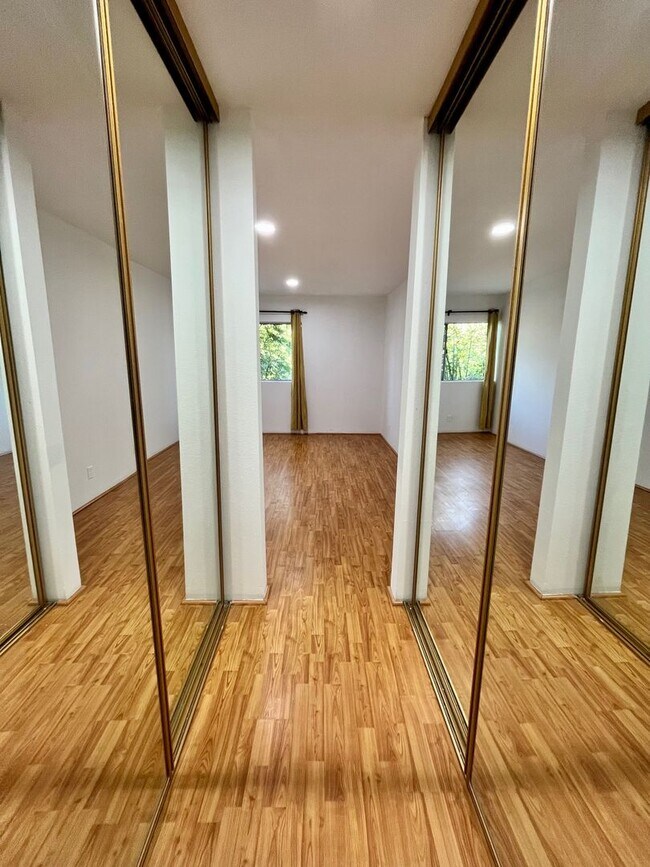 Building Photo - Spacious and bright Lawndale 2-Bed, 2-Bath...
