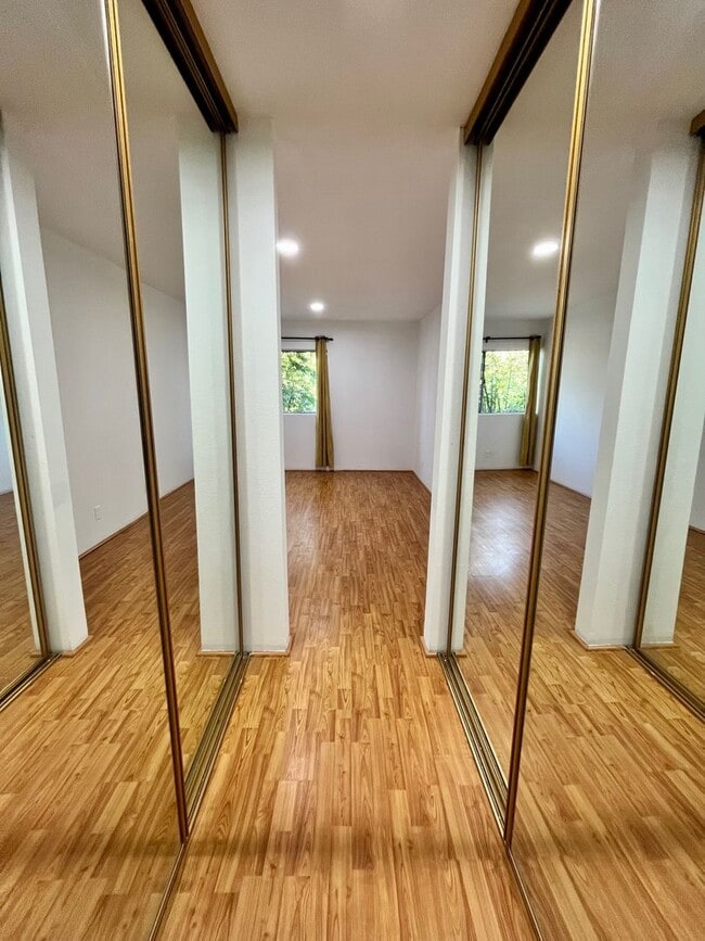 Foto del edificio - Spacious and bright Lawndale 2-Bed, 2-Bath...