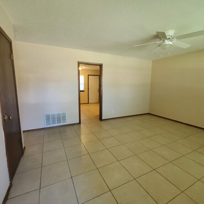 Foto del edificio - 2429 N Market Ave