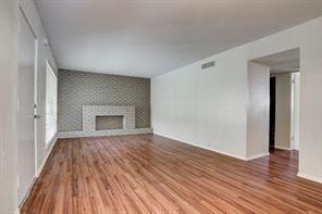 Building Photo - 2121 Fountain View Dr