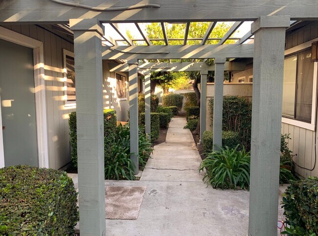 Foto del edificio - 1521 Highland Dr
