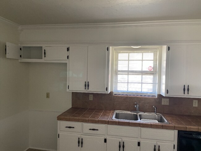 Building Photo - 1614 Pinewood Dr