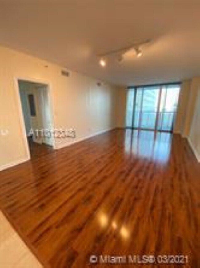 Foto del edificio - 325 S Biscayne Blvd