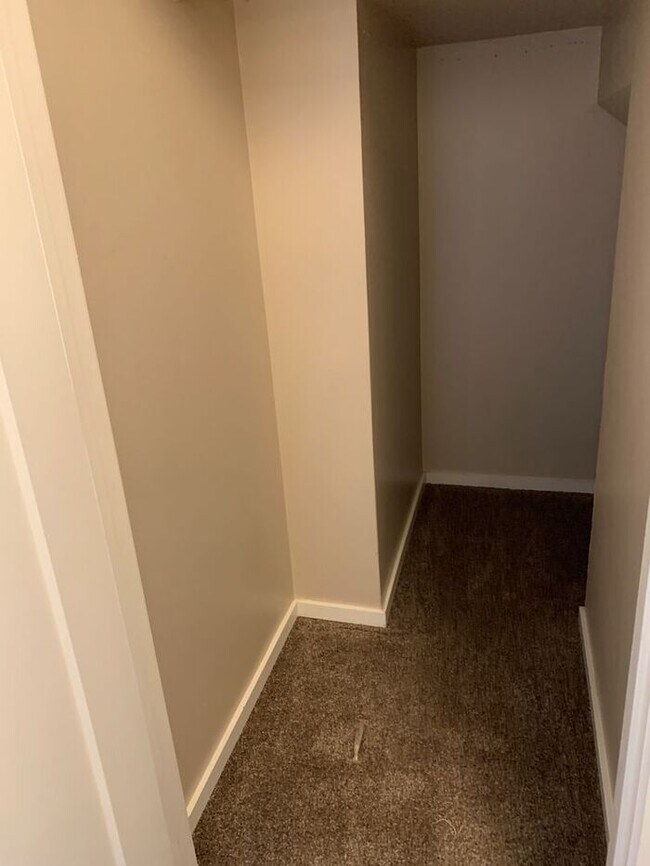Foto del edificio - 2 Bed 1.5 Bath End Unit Townhome!