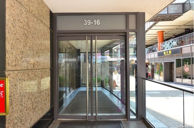 Building Photo - 39-16 Prince St