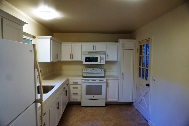 Kitchen - 148 Glen Dr