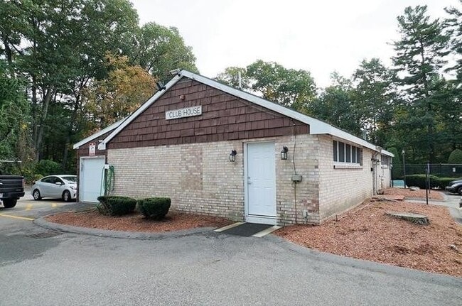 Building Photo - Spacious Condo with Parking, Heat/Hot Wate...