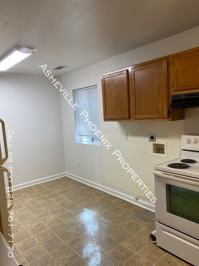 Building Photo - 452 Reems Creek Rd