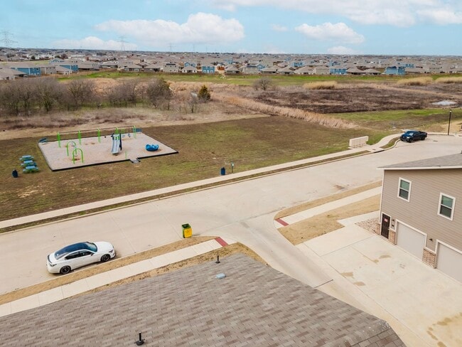 Building Photo - AVAILABLE NOW! GORGEOUS 2 BEDROOM FOUR PLE...