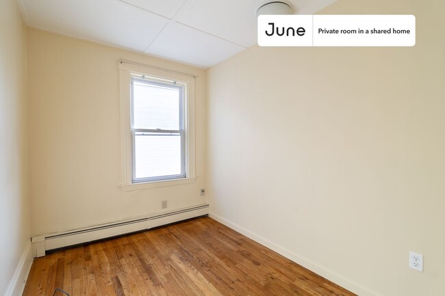 Building Photo - Private bedroom in 4 bed/1 bath Home
