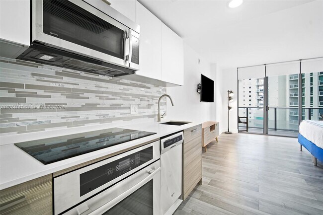 Building Photo - 1300 Brickell Bay Dr