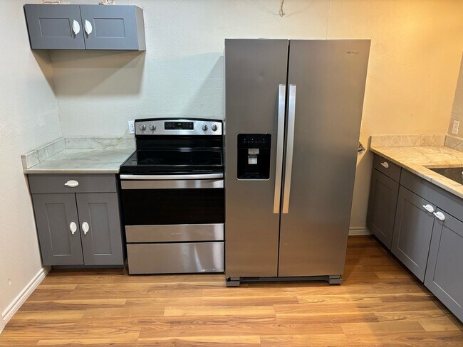 Building Photo - AVAILABLE NOW!!